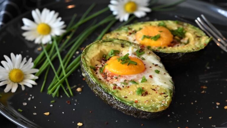 Baked Eggs in Avocado Recipe: A Deliciously Healthy Breakfast Idea