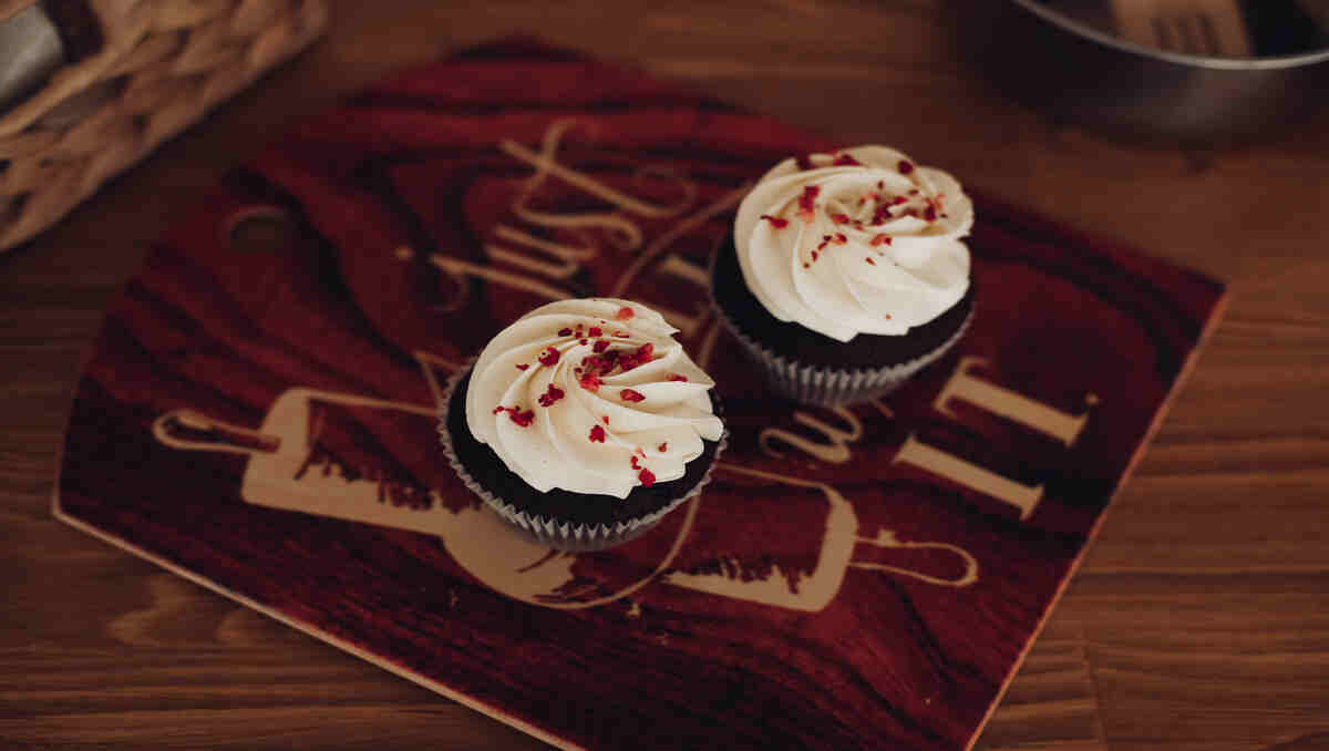 "24 Heavenly Paula Deen Red Velvet Cupcakes: Cream Cheese Frosting Perfection! 